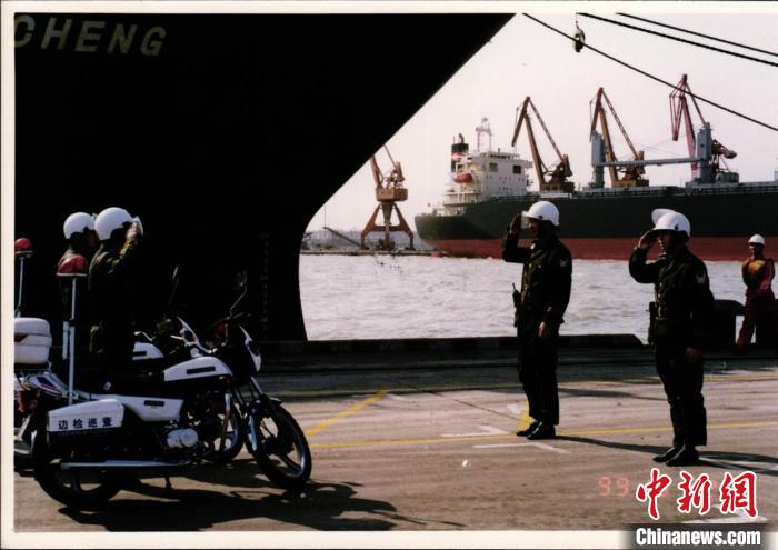 图为1999年10月22日，民警骑摩托车在码头巡查。（天津东港边检站供图）