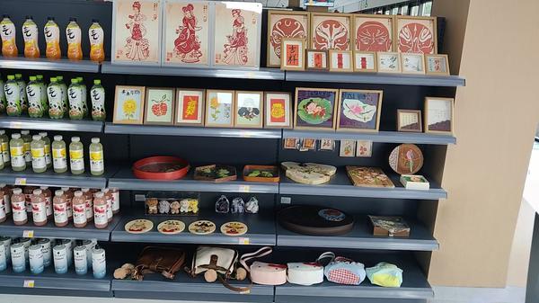 图为天津市西青区赤龙南街道创富工坊非遗掐丝、剪纸、书法文创等传统工艺品在精品生活平台“赛达甄选”展示与销售。（天津市西青区委宣传部 供图）