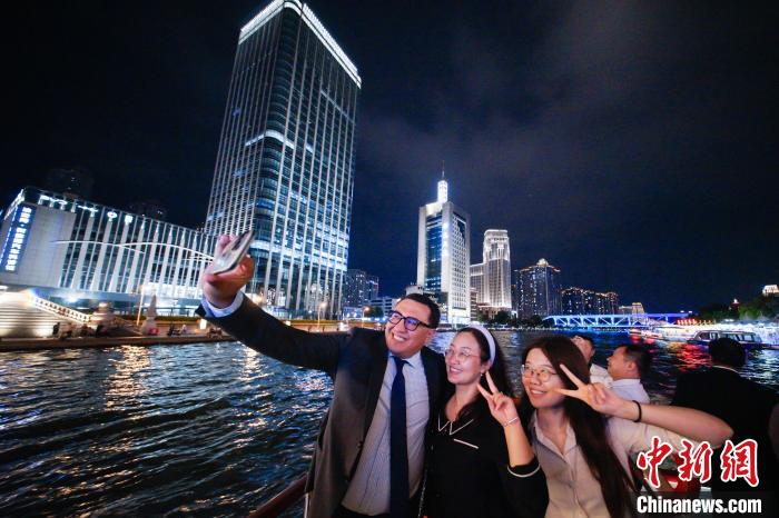 7月7日晚，在天津参加“世界市长对话·上合峰会城市”活动的各国嘉宾乘坐游船参观天津海河文化带。记者 佟郁 摄