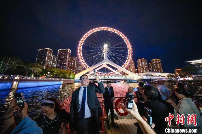 7月7日晚，在天津参加“世界市长对话·上合峰会城市”活动的各国嘉宾乘坐游船参观天津海河文化带。　记者 佟郁 摄