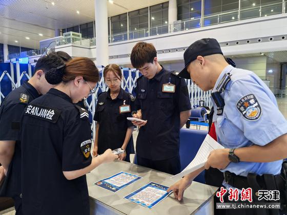 图为北京铁路公安局天津公安处滨海西站派出所民警在站区向安检员宣传法制知识。（北京铁路公安局天津公安处供图）